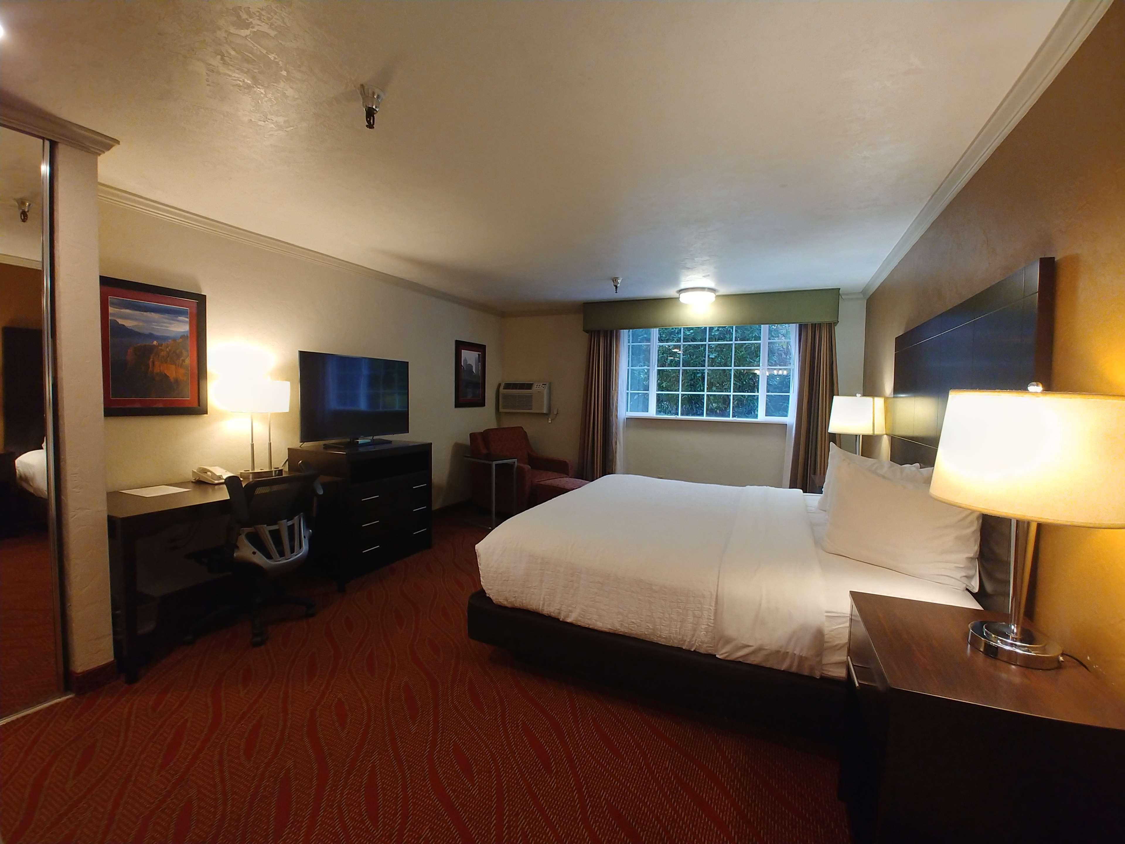 Best Western Plus Parkway Inn Wilsonville Exterior photo