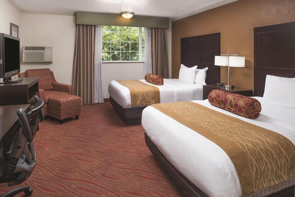 Best Western Plus Parkway Inn Wilsonville Exterior photo