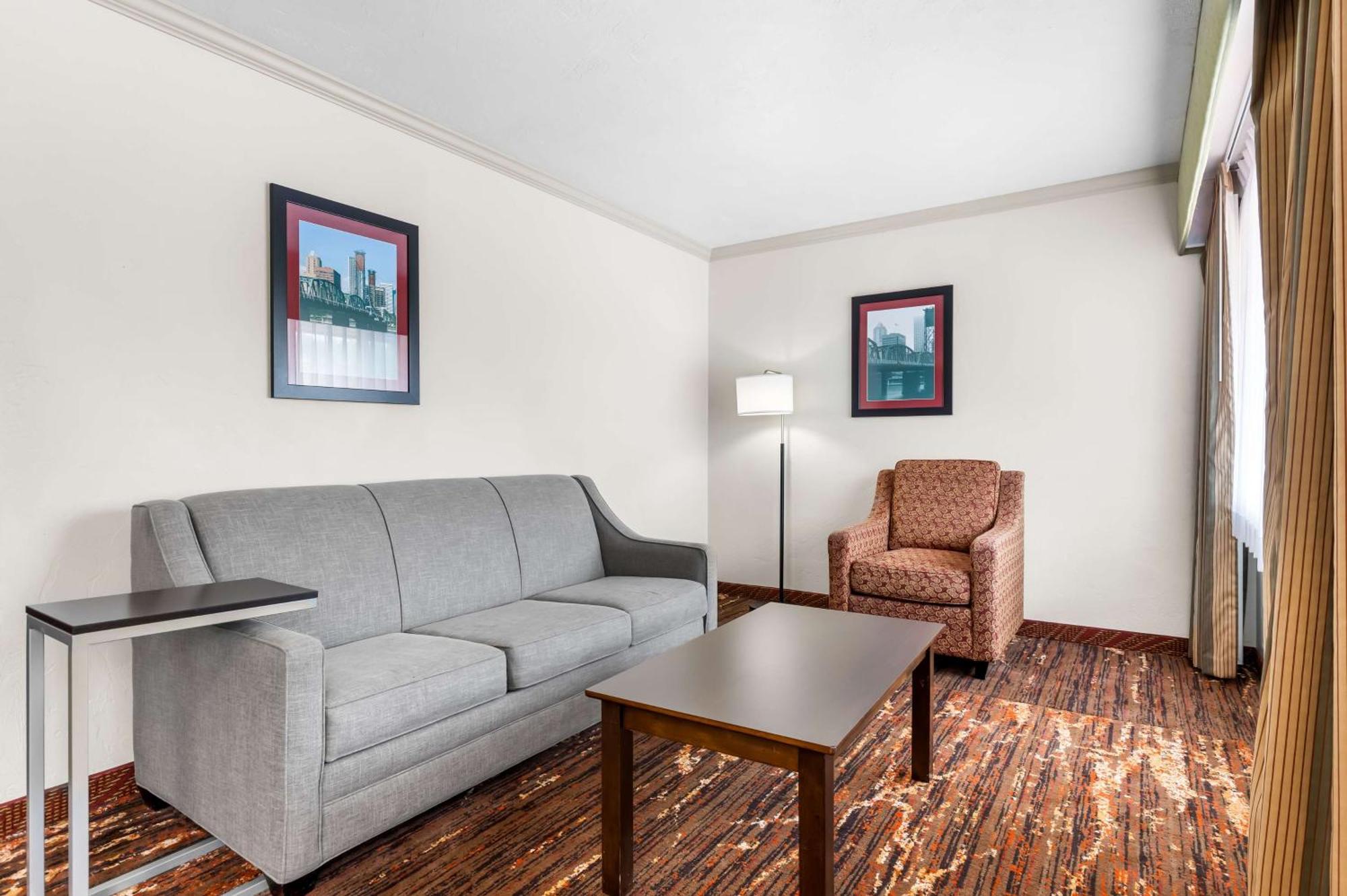 Best Western Plus Parkway Inn Wilsonville Exterior photo