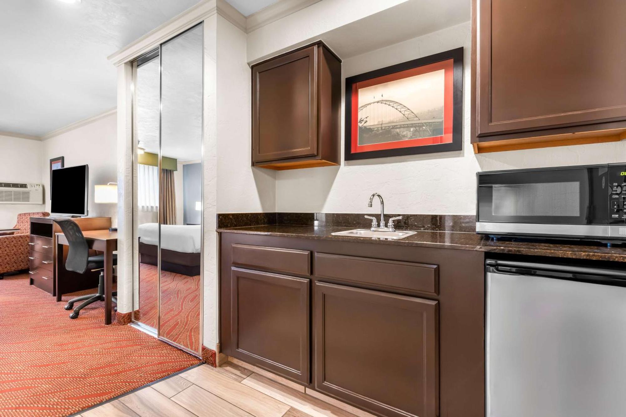 Best Western Plus Parkway Inn Wilsonville Exterior photo
