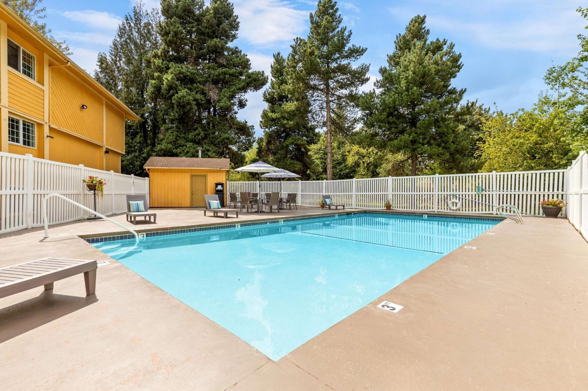Best Western Plus Parkway Inn Wilsonville Exterior photo